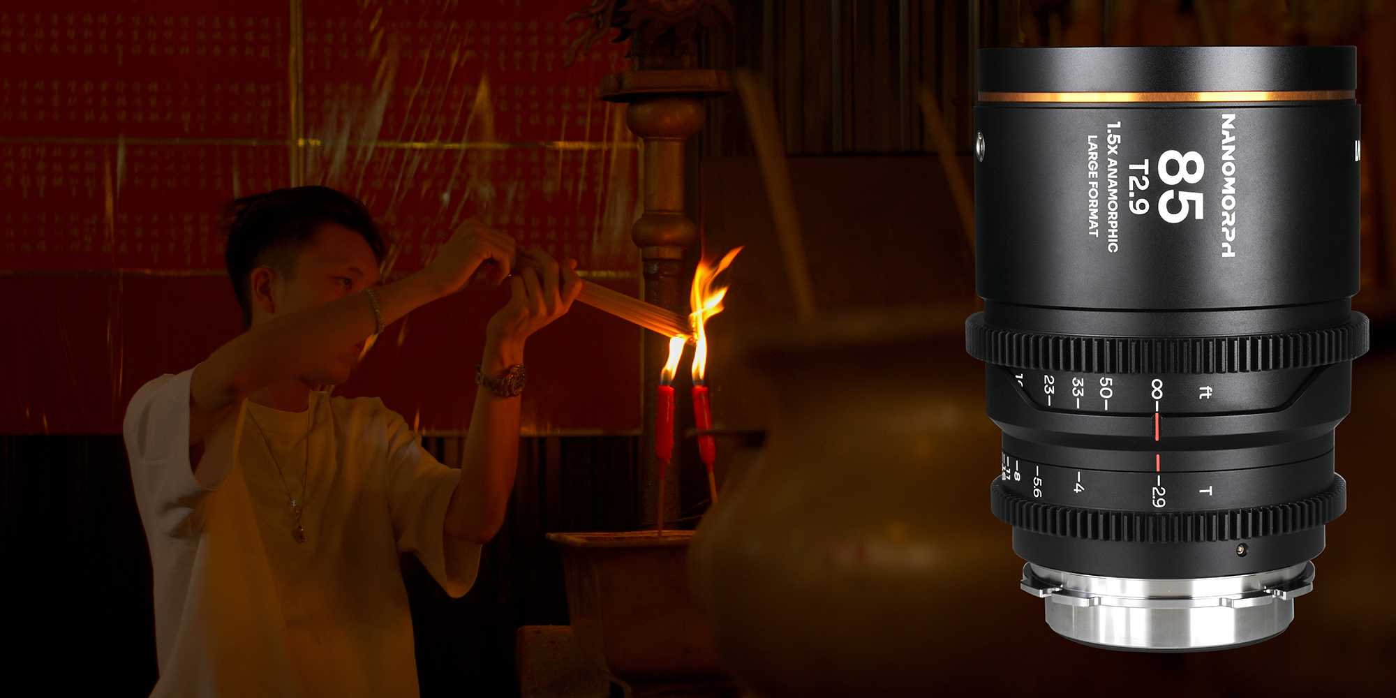 Obiektyw Laowa Nanomorph 85 mm T2,9 1,5x LF Amber do Arri PL / Canon EF na pierwszym planie, w tle mężczyzna zapalający świece